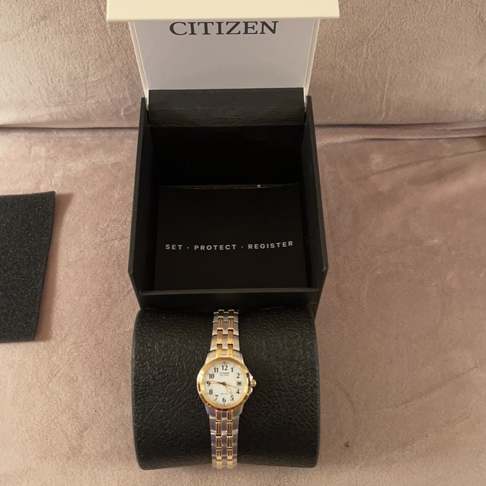 NIB Citizen two tone Gold and silver watch - Picture 3 of 5